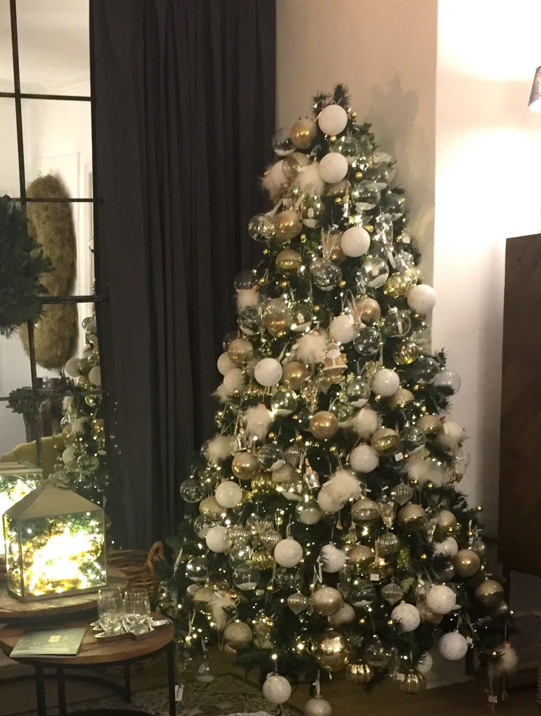 decorare l'albero di Natale